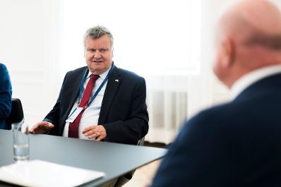 Am 27. April 2026 empfing Bundeskanzler Christian Stocker (r.) den Vorsitzender des &ouml;sterreichischen Forschungs- und Innovationsrates, Thomas Henzinger (l.) zu einem Arbeitsgespr&auml;ch im Bundeskanzleramt.