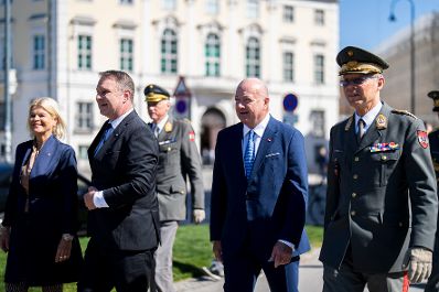 Am 27. April 2026 nahm Bundeskanzler Christian Stocker (m.r.) anl&auml;sslich des 81. Jahrestages der Wiedererrichtung der Republik &Ouml;sterreich, mit Mitgliedern der Bundesregierung, an einer Kranzniederlegung im Weihraum am Wiener Heldenplatz teil. Im Bild gemeinsam mit Vizekanzler Andreas Babler (m.l.), Bundesministerin Klaudia Tanner (l.) und dem Chef des Generalstabes, General Rudolf Striedinger (r.).