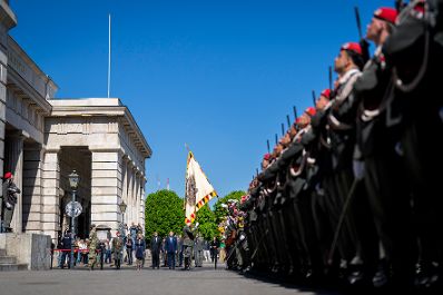 Am 27. April 2026 nahm Bundeskanzler Christian Stocker (m.r.) anl&auml;sslich des 81. Jahrestages der Wiedererrichtung der Republik &Ouml;sterreich, mit Mitgliedern der Bundesregierung, an einer Kranzniederlegung im Weihraum am Wiener Heldenplatz teil. Im Bild gemeinsam mit Vizekanzler Andreas Babler (m.) und Bundesministerin Klaudia Tanner (m.l.).