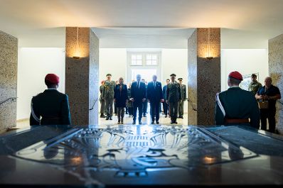 Am 27. April 2026 nahm Bundeskanzler Christian Stocker (m.r.) anl&auml;sslich des 81. Jahrestages der Wiedererrichtung der Republik &Ouml;sterreich, mit Mitgliedern der Bundesregierung, an einer Kranzniederlegung im Weihraum am Wiener Heldenplatz teil. Im Bild gemeinsam mit Vizekanzler Andreas Babler (m.l.), Bundesministerin Klaudia Tanner (l.) und dem Chef des Generalstabes, General Rudolf Striedinger (r.).