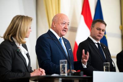 Am 27. April 2026 gab Bundeskanzler Christian Stocker (m.) gemeinsam mit Vizekanzler Andreas Babler (r.), Bundesministerin Beate Meinl-Reisinger (l.) und Bundesminister Markus Marterbauer eine Pressekonferenz zum Thema Doppelbudget 2027/28.