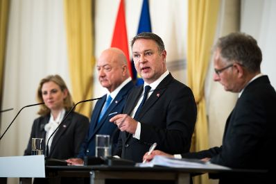 Am 27. April 2026 gab Bundeskanzler Christian Stocker (m.l.) gemeinsam mit Vizekanzler Andreas Babler (m.r.), Bundesministerin Beate Meinl-Reisinger (l.) und Bundesminister Markus Marterbauer (r.) eine Pressekonferenz zum Thema Doppelbudget 2027/28.