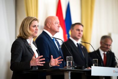 Am 27. April 2026 gab Bundeskanzler Christian Stocker (m.l.) gemeinsam mit Vizekanzler Andreas Babler (m.r.), Bundesministerin Beate Meinl-Reisinger (l.) und Bundesminister Markus Marterbauer (r.) eine Pressekonferenz zum Thema Doppelbudget 2027/28.