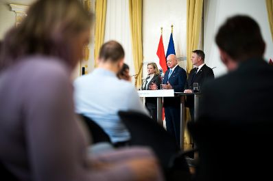 Am 27. April 2026 gab Bundeskanzler Christian Stocker (m.) gemeinsam mit Vizekanzler Andreas Babler (r.), Bundesministerin Beate Meinl-Reisinger (l.) und Bundesminister Markus Marterbauer eine Pressekonferenz zum Thema Doppelbudget 2027/28.
