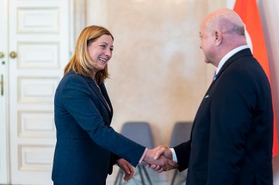Am 29. April 2026 empfing Bundeskanzler Christian Stocker (r.) die Caritas-Pr&auml;sidentin Nora T&ouml;dtling-Musenbichler (l.), zu einem Arbeitsgespr&auml;ch im Bundeskanzleramt.