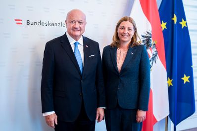 Am 29. April 2026 empfing Bundeskanzler Christian Stocker (l.) die Caritas-Pr&auml;sidentin Nora T&ouml;dtling-Musenbichler (r.), zu einem Arbeitsgespr&auml;ch im Bundeskanzleramt.