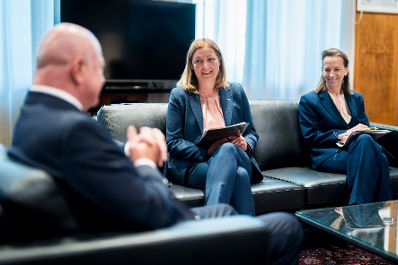 Am 29. April 2026 empfing Bundeskanzler Christian Stocker (l.) die Caritas-Pr&auml;sidentin Nora T&ouml;dtling-Musenbichler (r.), zu einem Arbeitsgespr&auml;ch im Bundeskanzleramt.
