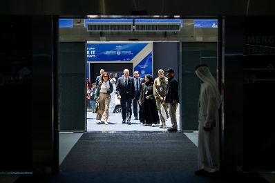 Am 7. Mai 2026 reiste Bundeskanzler Christian Stocker (4.v.l.) zu einem mehrt&auml;gigem Arbeitsbesuch in die Vereinigte Arabische Emirate. Im Bild beim Besuch der &bdquo;Make it in the Emirates&ldquo; Messe.