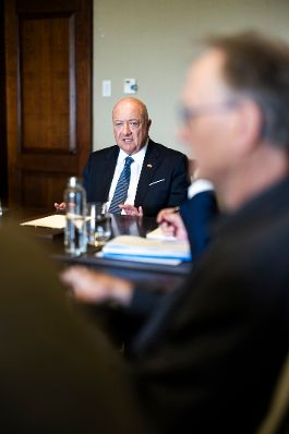 Am 7. Mai 2026 reiste Bundeskanzler Christian Stocker (im Bild) zu einem mehrt&auml;gigem Arbeitsbesuch in die Vereinigte Arabische Emirate. Im Bild beim Journalistenbriefing