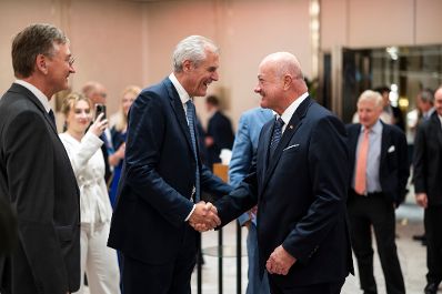 Am 7. Mai 2026 reiste Bundeskanzler Christian Stocker (m.r.) zu einem mehrt&auml;gigem Arbeitsbesuch in die Vereinigte Arabische Emirate. Im Bild beim Austausch mit Auslands&ouml;sterreichern.