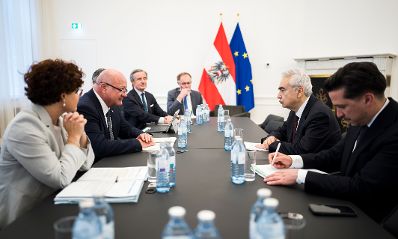 Am 11. Mai 2026 empfing Bundeskanzler Christian Stocker (2.v.l.) den Vorsitzenden der Internationalen Energieagentur der OECD, Fatih Birol (2.v.r.) zu einem Arbeitsgespr&auml;ch im Bundeskanzleramt. Im Bild mit Staatssekret&auml;rin Elisabeth Zehetner (l.).