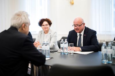 Am 11. Mai 2026 empfing Bundeskanzler Christian Stocker (r.) den Vorsitzenden der Internationalen Energieagentur der OECD, Fatih Birol (l.) zu einem Arbeitsgespr&auml;ch im Bundeskanzleramt. Im Bild mit Staatssekret&auml;rin Elisabeth Zehetner (m.).
