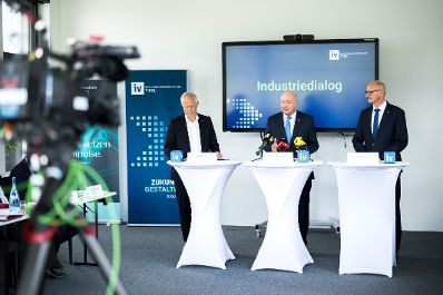 Am 12. Mai 2026 nahm Bundeskanzler Christian Stocker im Rahmen seines Bundesl&auml;ndertages an einem Industriedialog teil. Im Bild (v.l.n.r.) Max Kloger, Pr&auml;sident der Industriellenvereinigung Tirol, Bundeskanzler Christian Stocker und Landeshauptmann Anton Mattle.