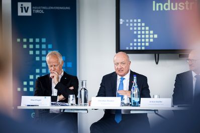Am 12. Mai 2026 nahm Bundeskanzler Christian Stocker im Rahmen seines Bundesl&auml;ndertages an einem Industriedialog teil. Im Bild (v.l.n.r.) Max Kloger, Pr&auml;sident der Industriellenvereinigung Tirol, Bundeskanzler Christian Stocker und Landeshauptmann Anton Mattle.