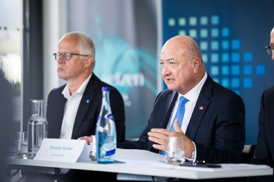 Am 12. Mai 2026 nahm Bundeskanzler Christian Stocker im Rahmen seines Bundesl&auml;ndertages an einem Industriedialog teil. Im Bild Max Kloger (l.), Pr&auml;sident der Industriellenvereinigung Tirol und Bundeskanzler Christian Stocker (r.).