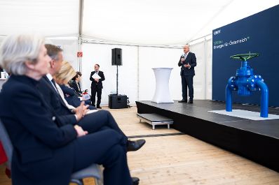 Am 18. Mai 2026 nahm Bundeskanzler Christian Stocker (r.) an der Feier zum offiziellen Start der Gasproduktion in Wittau teil.