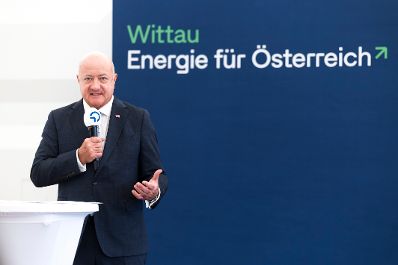 Am 18. Mai 2026 nahm Bundeskanzler Christian Stocker (im Bild) an der Feier zum offiziellen Start der Gasproduktion in Wittau teil.