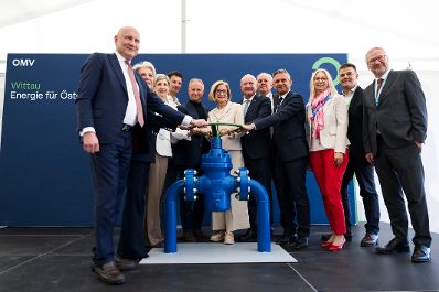 Am 18. Mai 2026 nahm Bundeskanzler Christian Stocker (6.v.r.) an der Feier zum offiziellen Start der Gasproduktion in Wittau teil. Im Bild mit Bundesminister Wolfgang Hattmannsdorfer (4.v.r.) und Landeshauptfrau von Nieder&ouml;sterreich Johanna Mikl-Leitner (7.v.r.).