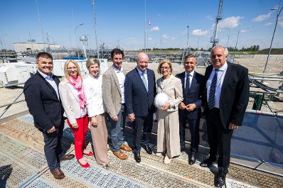 Am 18. Mai 2026 nahm Bundeskanzler Christian Stocker (4.v.r.) an der Feier zum offiziellen Start der Gasproduktion in Wittau teil. Im Bild mit Bundesminister Wolfgang Hattmannsdorfer (2.v.r.) und Landeshauptfrau von Nieder&ouml;sterreich Johanna Mikl-Leitner (3.v.r.).