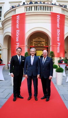 Am 21. Mai 2026 nahm Bundeskanzler Christian Stocker (r.) am Wiener B&ouml;rse Preis 2026 teil.