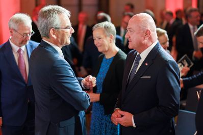 Am 21. Mai 2026 nahm Bundeskanzler Christian Stocker (m.r) am Wiener B&ouml;rse Preis 2026 teil.