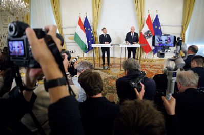 Am 21. Mai 2026 empfing Bundeskanzler Christian Stocker (r.) den Premierminister von Ungarn Peter Magyar (l.) zu einem Arbeitsbesuch im Bundeskanzleramt. Im Bild bei einer gemeinsamen Pressekonferenz.