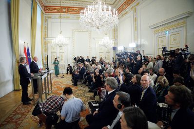 Am 21. Mai 2026 empfing Bundeskanzler Christian Stocker (r.) den Premierminister von Ungarn Peter Magyar (l.) zu einem Arbeitsbesuch im Bundeskanzleramt. Im Bild bei einer gemeinsamen Pressekonferenz.