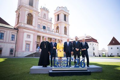Am 22. Mai 2026 nahm Bundeskanzler Christian Stocker (m.r.) am Europa-Forum Wachau teil. Im Bild mit der Landeshauptfrau von Nieder&ouml;sterreich Johanna Mikl-Leitner (m.l.).