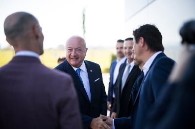 Am 26. Mai 2026 besuchte Bundeskanzler Christian Stocker (2.v.l.) im Rahmen seines Bundesl&auml;ndertages die Hintsteiner Group GmbH.