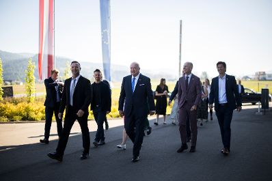 Am 26. Mai 2026 besuchte Bundeskanzler Christian Stocker (4.v.l.) im Rahmen seines Bundesl&auml;ndertages die Hintsteiner Group GmbH.