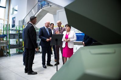 Am 26. Mai 2026 besuchte Bundeskanzler Christian Stocker (3.v.l.) im Rahmen seines Bundesl&auml;ndertages die Hintsteiner Group GmbH.