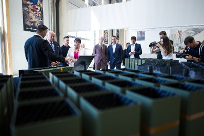 Am 26. Mai 2026 besuchte Bundeskanzler Christian Stocker (2.v.l.) im Rahmen seines Bundesl&auml;ndertages die Hintsteiner Group GmbH.