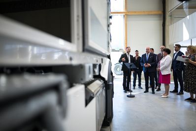 Am 26. Mai 2026 besuchte Bundeskanzler Christian Stocker (3.v.l.) im Rahmen seines Bundesl&auml;ndertages die Hintsteiner Group GmbH.