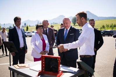 Am 26. Mai 2026 besuchte Bundeskanzler Christian Stocker (3.v.r.) im Rahmen seines Bundesl&auml;ndertages die Hintsteiner Group GmbH.