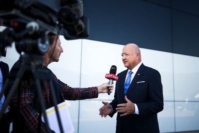 Am 26. Mai 2026 besuchte Bundeskanzler Christian Stocker (r.) im Rahmen seines Bundesl&auml;ndertages die Hintsteiner Group GmbH.