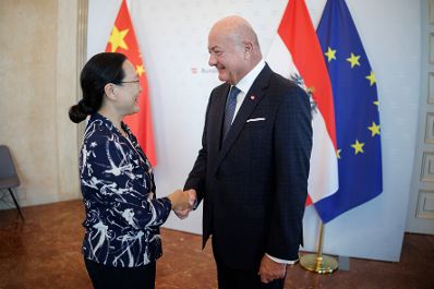 Am 28. Mai 2026 empfing Bundeskanzler Christian Stocker (r.) die Botschafterin der Volksrepublik China Qi Mei (l.) zu einem Arbeitsgespr&auml;ch im Bundeskanzleramt.
