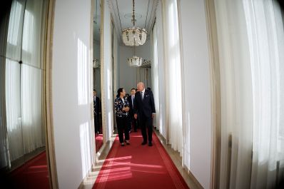 Am 28. Mai 2026 empfing Bundeskanzler Christian Stocker (r.) die Botschafterin der Volksrepublik China Qi Mei (l.) zu einem Arbeitsgespr&auml;ch im Bundeskanzleramt.
