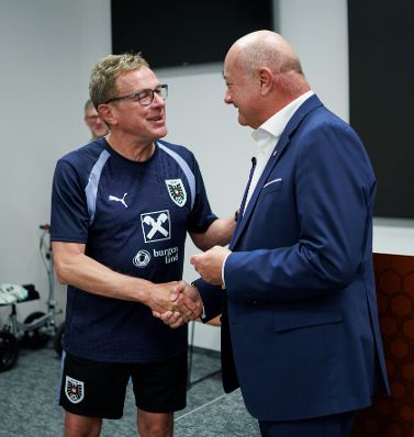 Am 29. Mai 2026 nahm Bundeskanzler Christian Stocker (r.) an der Verabschiedung des &ouml;sterreichischen Nationalteams teil. Im Bild mit Teamchef Ralf Rangnick (l.).