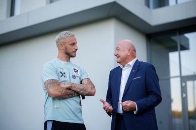 Am 29. Mai 2026 nahm Bundeskanzler Christian Stocker (r.) an der Verabschiedung des &ouml;sterreichischen Nationalteams teil. Im Bild mit Marko Arnautovic (l.).