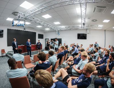 Am 29. Mai 2026 nahm Bundeskanzler Christian Stocker (im Bild) an der Verabschiedung des &ouml;sterreichischen Nationalteams teil.