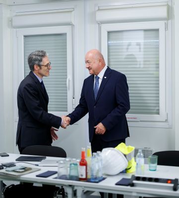 Am 2. Juni 2026 besuchte Bundeskanzler Christian Stocker (r.) im Rahmen seines Bundesl&auml;ndertages das KI Datencenter VIE 13.