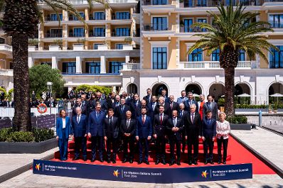 Am 5. Juni 2026 reiste Bundeskanzler Christian Stocker anl&auml;sslich des EU-Westbalkan-Gipfels nach Tivat, in Montenegro. Im Bild bei einem gemeinsamen Gruppenfoto der Staats- und Regierungschefs.