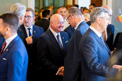 Am 5. Juni 2026 reiste Bundeskanzler Christian Stocker (m.) anl&auml;sslich des EU-Westbalkan-Gipfels nach Tivat, in Montenegro. Im Bild mit dem Bundeskanzler von Deutschland Friedrich Merz (m.r.).