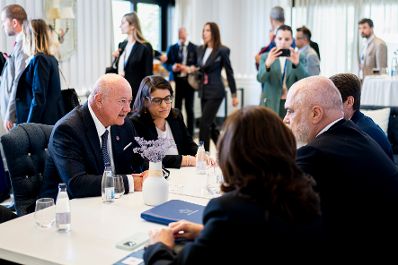 Am 5. Juni 2026 reiste Bundeskanzler Christian Stocker (l.) anl&auml;sslich des EU-Westbalkan-Gipfels nach Tivat, in Montenegro. Im Bild bei einem Arbeitsgespr&auml;ch mit Edi Rama (2.v.r.), dem Ministerpr&auml;sidenten von Albanien.