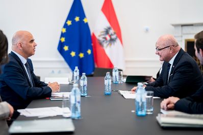 Am 11. Juni 2026 empfing Bundeskanzler Christian Stocker (r.) den Generalsekret&auml;r des Europarates, Alain Berset (l.), zu einem Arbeitsgespr&auml;ch.