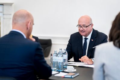 Am 11. Juni 2026 empfing Bundeskanzler Christian Stocker (r.) den Generalsekret&auml;r des Europarates, Alain Berset (l.), zu einem Arbeitsgespr&auml;ch.