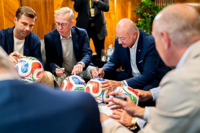 Am 12. Juni 2026 lud Bundeskanzler Christian Stocker (2.v.r.) &Ouml;sterreichische Fu&szlig;balllegenden zu einem Austausch ins Bundeskanzleramt.