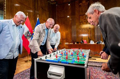 Am 12. Juni 2026 lud Bundeskanzler Christian Stocker (m.) &Ouml;sterreichische Fu&szlig;balllegenden zu einem Austausch ins Bundeskanzleramt.