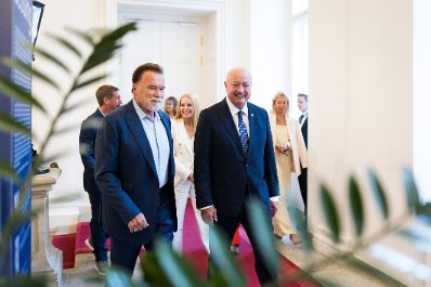 Am 15. Juni 2026 empfing Bundeskanzler Christian Stocker (r.) Arnold Schwarzenegger (l.) zu einem Gespr&auml;ch im Bundeskanzleramt.