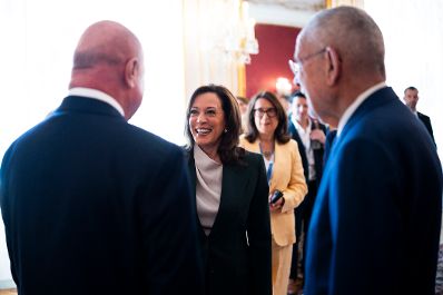 Am 16. Juni 2026 nahm Bundeskanzler Christian Stocker (l.) am Austrian World Summit 2026 teil. Im Bild mit Kamala Harris (m.) und Bundespr&auml;sident Alexander Van der Bellen (r.).